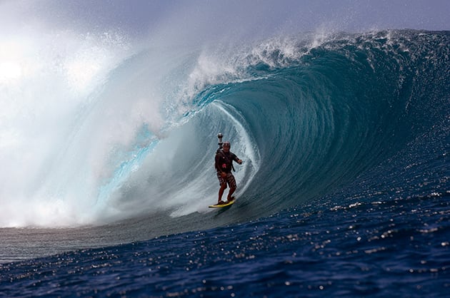 red-bull-raimana-van-bastolaer-surfing-teahupoo-stunts-630.jpg